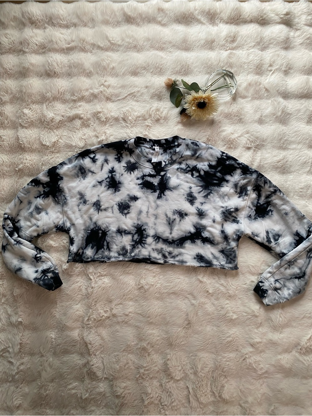 ALO Yoga Black & White Tie-Dye Cropped Sweatshirt - Picture 2 of 5